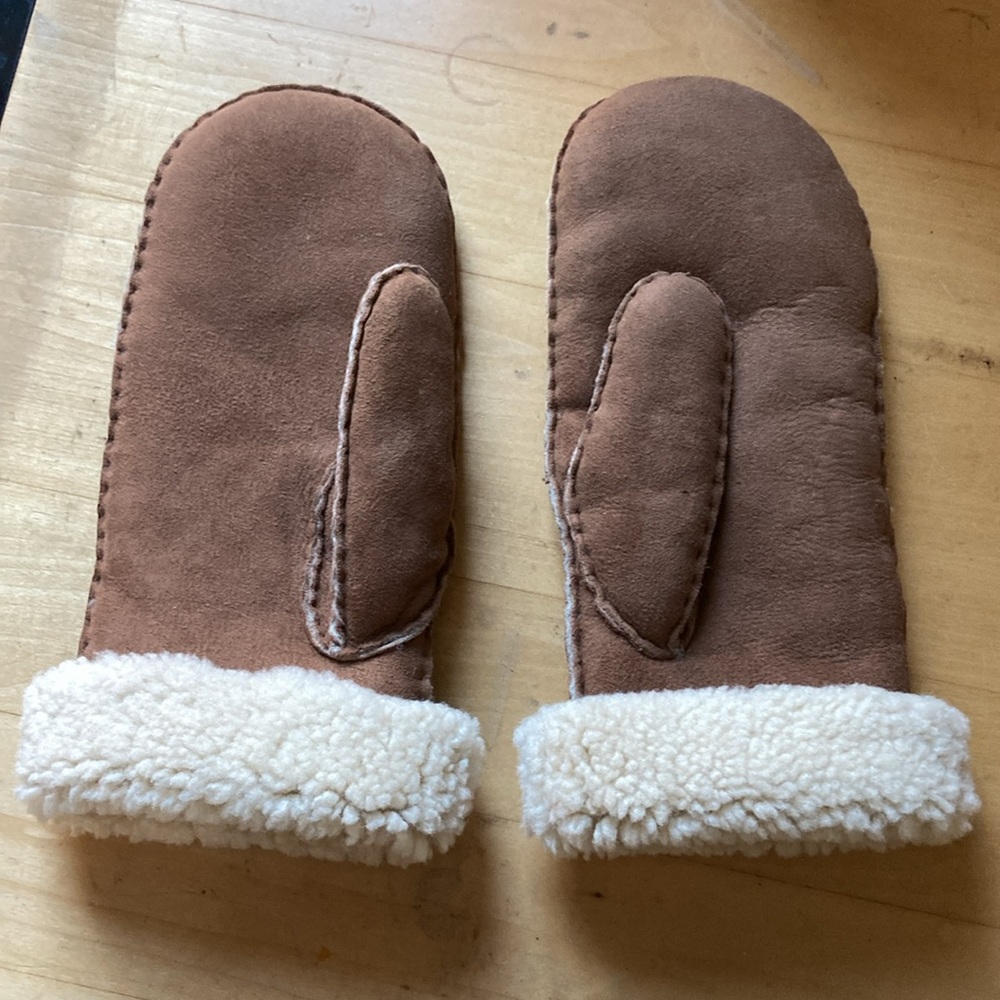 Hearts Sheepskin Mitt size 8 Beige
